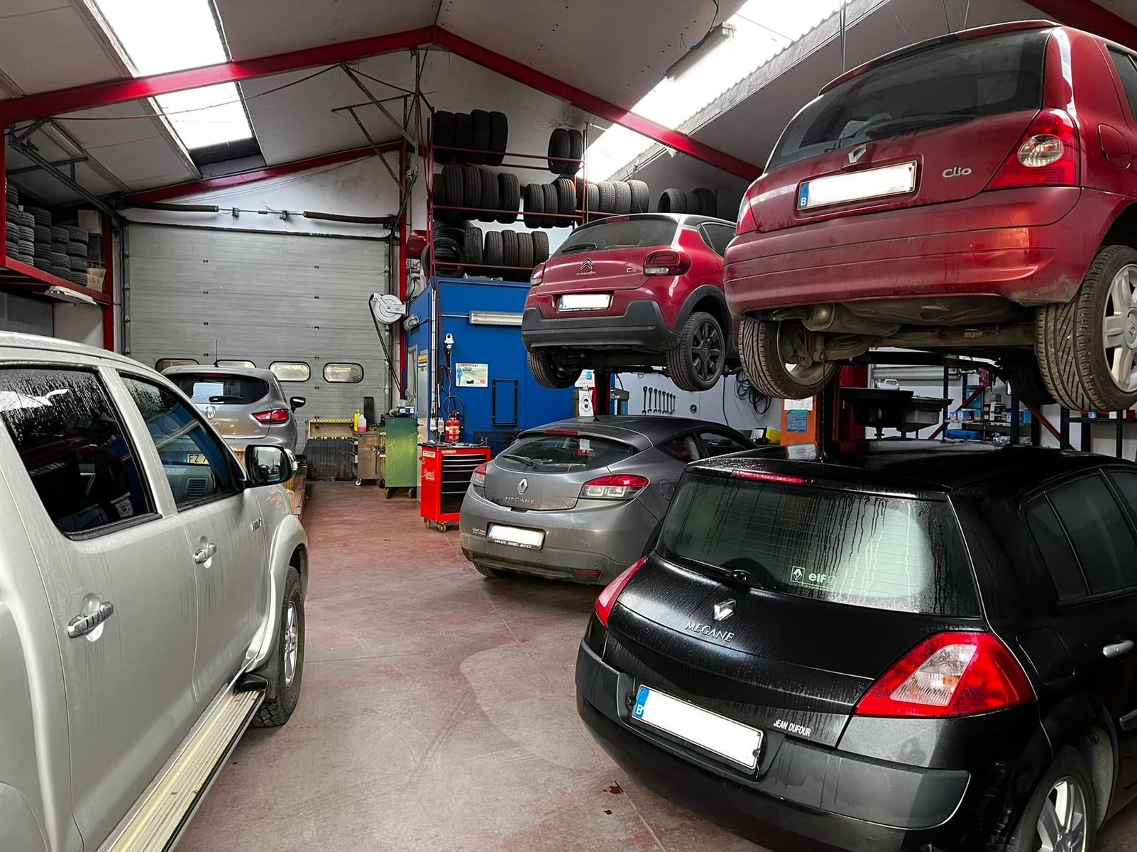 Atelier du Garage MP Car avec véhicules sur pont