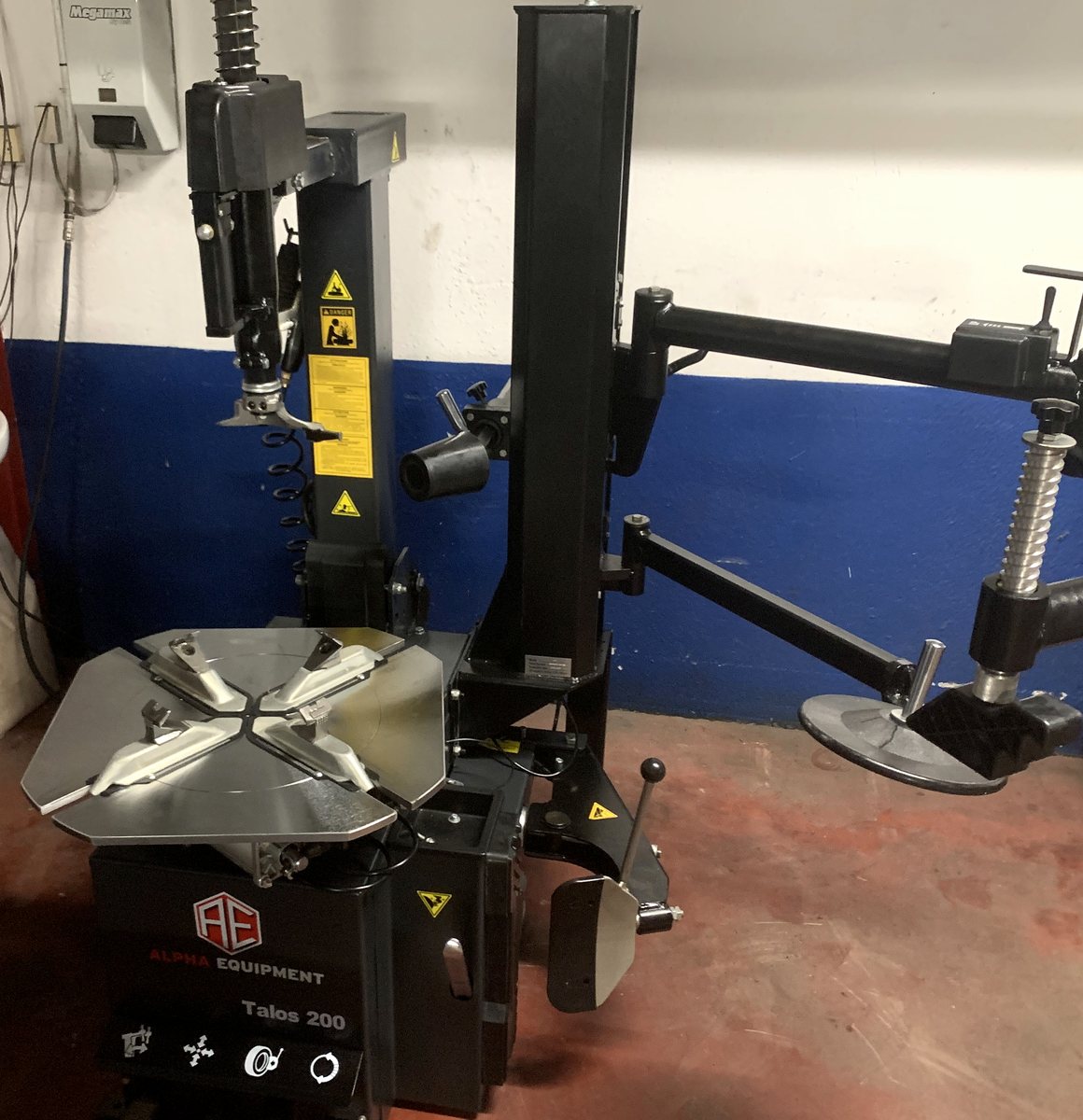 Démonte-pneu dans l’atelier du garage