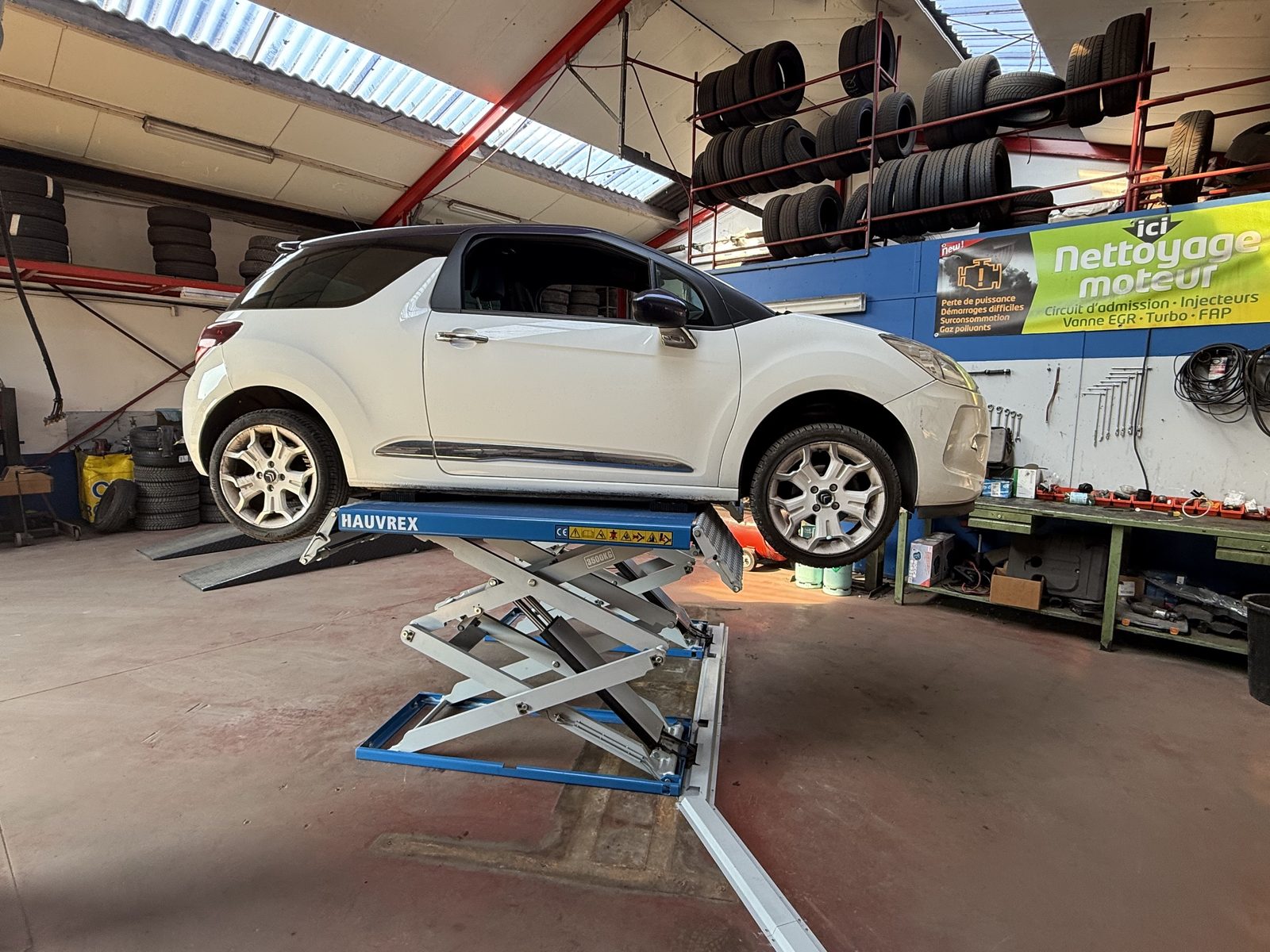 Véhicule sur pont élévateur dans l’atelier